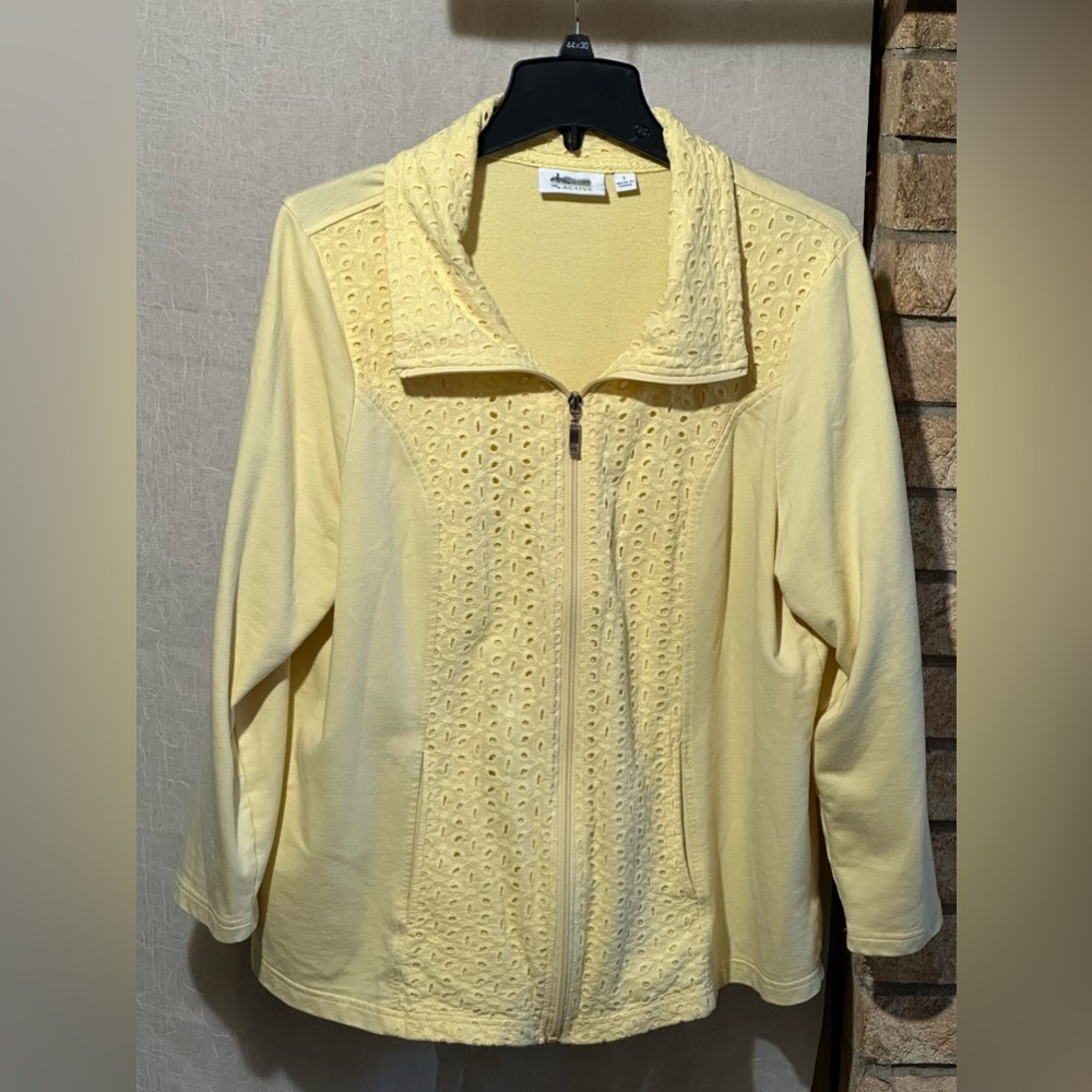 Activewear in a lovely soft butter yellow.